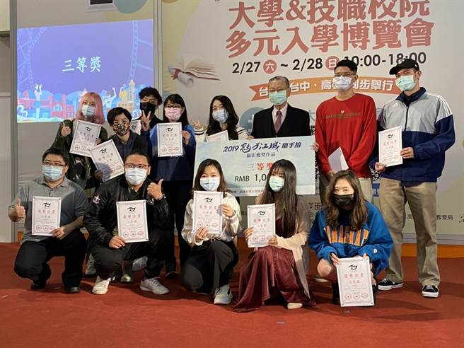 湖北同乡会陈兴国前理事长颁发三等奖。（杨宜臻摄）