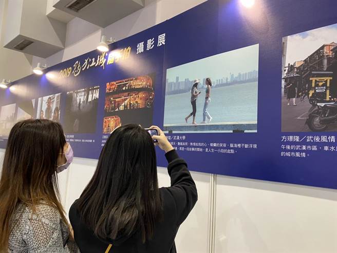 魅力江城随手拍摄影作品吸引民眾目光，伫足停留欣赏武汉美景。（杨宜臻摄）