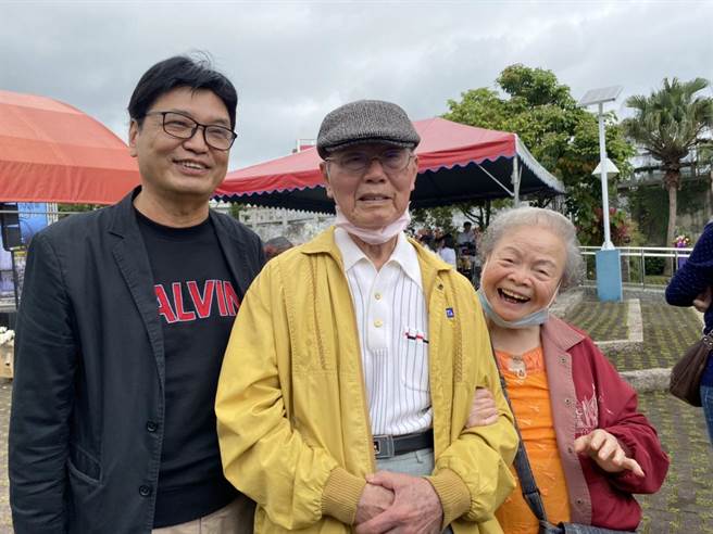 花莲228事件受难者目前仅剩廖丙盛（中）1位，今与93岁的妻子（右），挺着健朗身驱参与追思纪念会。（罗亦晽摄）
