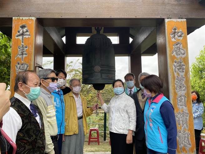 花莲县长徐榛蔚、228事件受难者廖丙盛、花莲县228关怀协会理事长郑英贤等人，一起一起敲响3声和平钟。（罗亦晽摄）