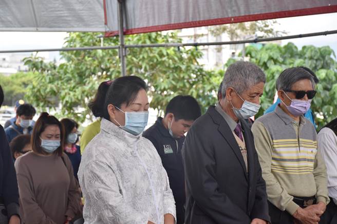 花莲县各界上午在228和平广场举办追思音乐会，花莲县228关怀协会理事长郑英贤、县长徐榛蔚等人，带领现场民眾默哀1分钟。（罗亦晽摄）