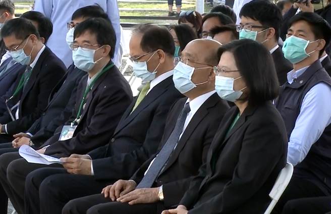 王文宏捡起讲稿后致歉，并表示「这阵风说不定是二二八的冤魂扫过，把我的讲稿扫过」。蔡英文（右）在台下点头示意。（图／摘自陈其迈脸书直播画面）