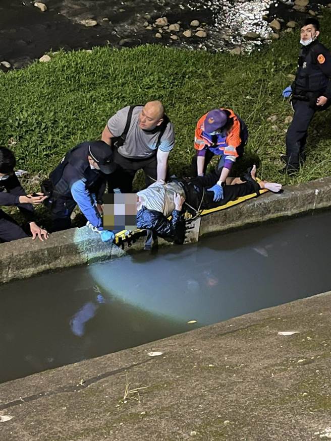 慢性病男散步昏倒墜落10公尺河谷兩腿斷，警消合力救人。(翻攝照片／蔡依珍桃園傳真)