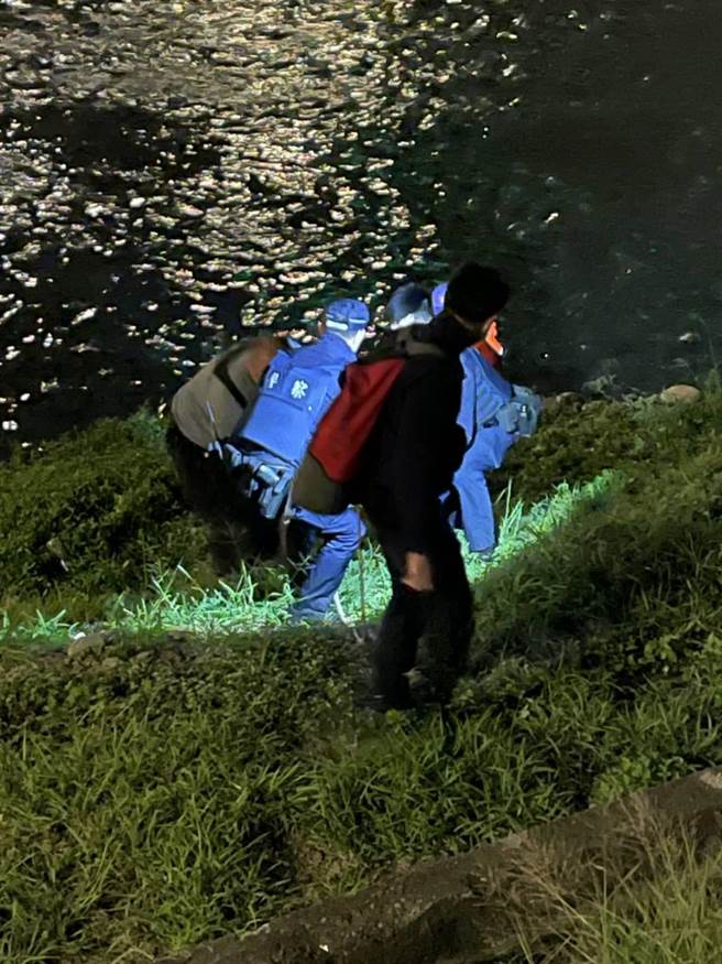 慢性病男散步昏倒墜落10公尺河谷兩腿斷，警消合力救人。(翻攝照片／蔡依珍桃園傳真)