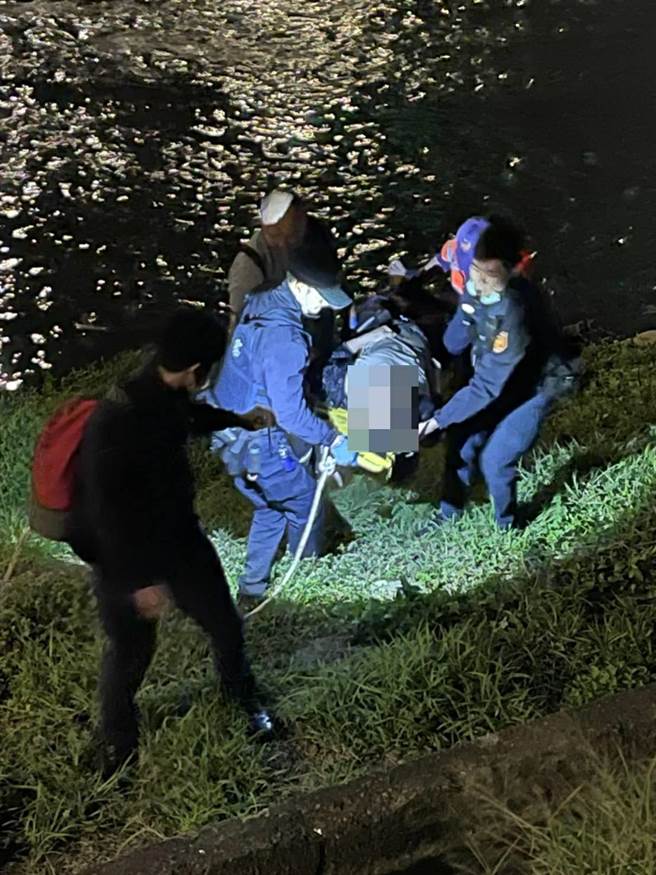 慢性病男散步昏倒墜落10公尺河谷兩腿斷，警消合力救人。(翻攝照片／蔡依珍桃園傳真)
