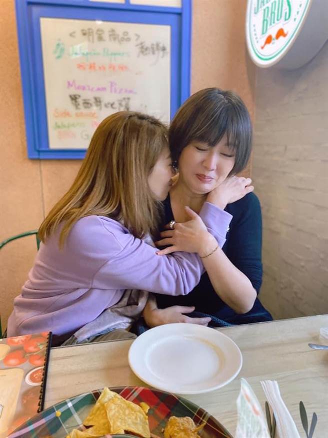 连静雯为苗可丽庆生。（楠轩工作室提供）