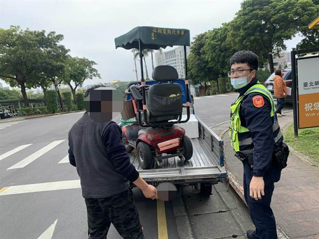 電動車沒電老翁多處擦傷受困上坡，警人力推車送醫。