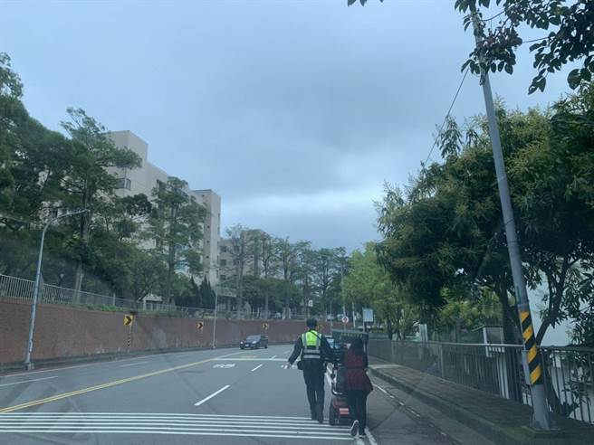 電動車沒電老翁多處擦傷受困上坡，警人力推車送醫。