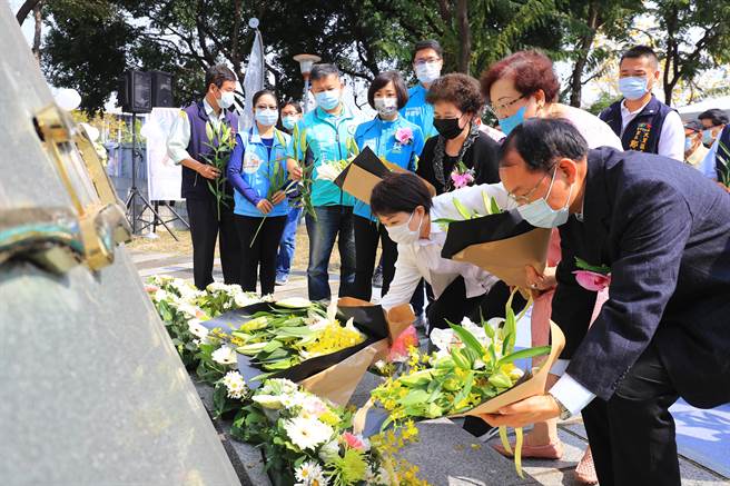 台中市政府28日分別在大里區國光公園二二八紀念碑前舉辦「110年度二二八和平紀念追思會」，市長盧秀燕帶領與會者並獻上百合花，表達追思。（馮惠宜攝）