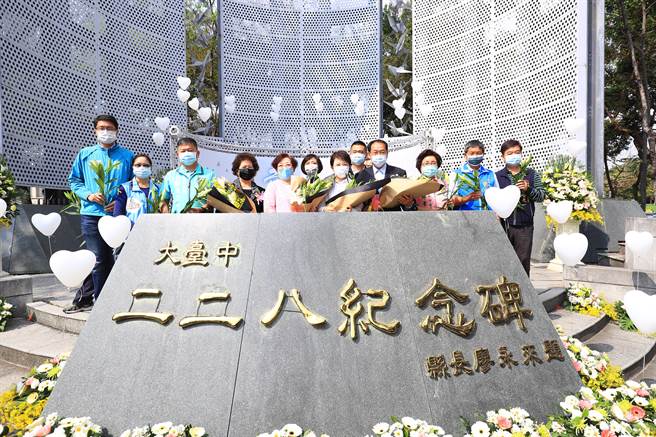 在大里國光公園舉辦的追思會上，盧秀燕邀請受難者及受難者家屬至紀念碑前獻花，透過白百合傳達愛與和平。（馮惠宜攝）
