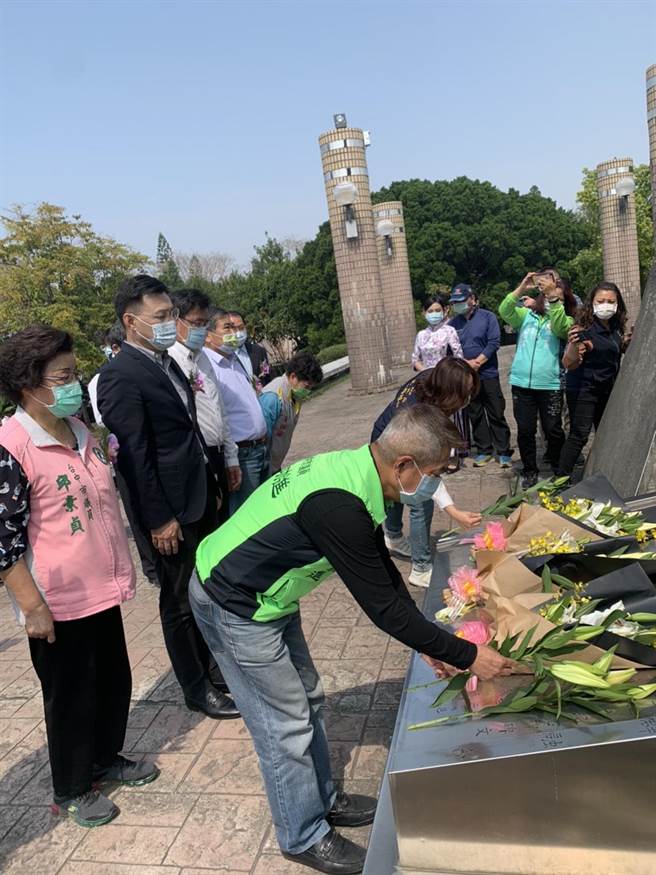 台中市政府在東峰二二八紀念公園「110年度二二八和平紀念追思會」，市議員鄭功進也與會者一起追思獻花。（馮惠宜攝）