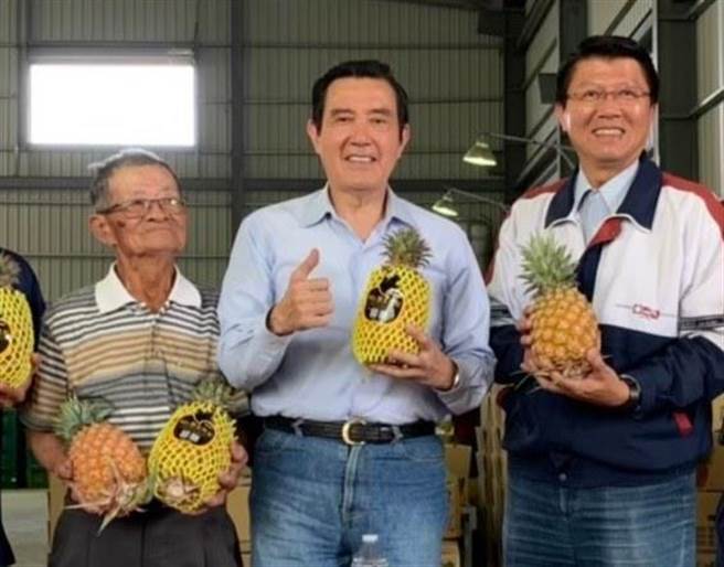 前总统马英九（中）。（取自马英九脸书）