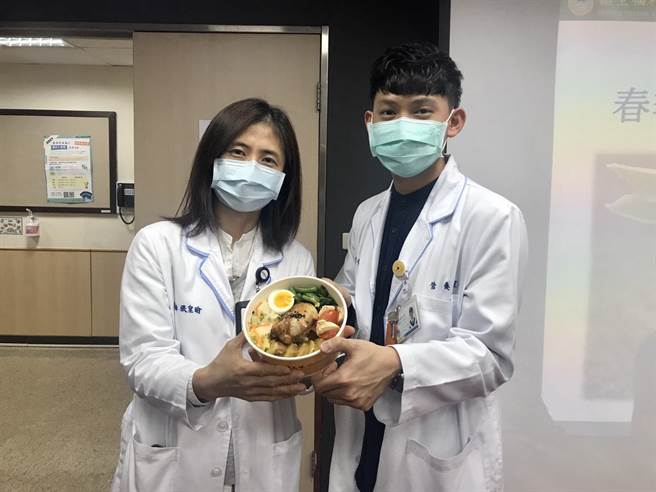 营养室营养师杨智凯表示，坊间常见的生酮饮食容易造成维他命B、C不足。（陈彩玲摄）