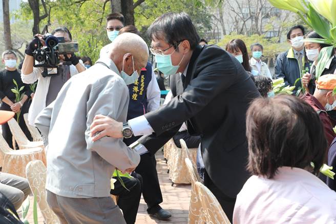 台南市长黄伟哲（黑西装者）28日出席228追思会，慰问受难家属，举凤梨事件，认为台湾对外来阻碍更促进内部团结。（台南市新闻处提供／程炳璋台南传真）