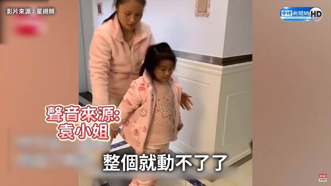 小女孩忍痛復健。