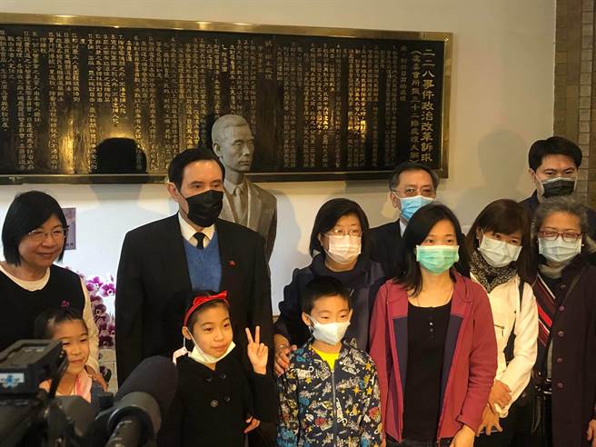 前總統馬英九與二二八受難者家屬合影。（周毓翔攝）