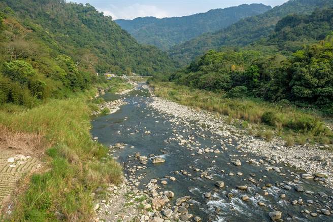 縣府辦理油羅溪疏濬工程，範圍在尖石大橋上游到嘉興大橋約2公里長的河床（羅浚濱攝）