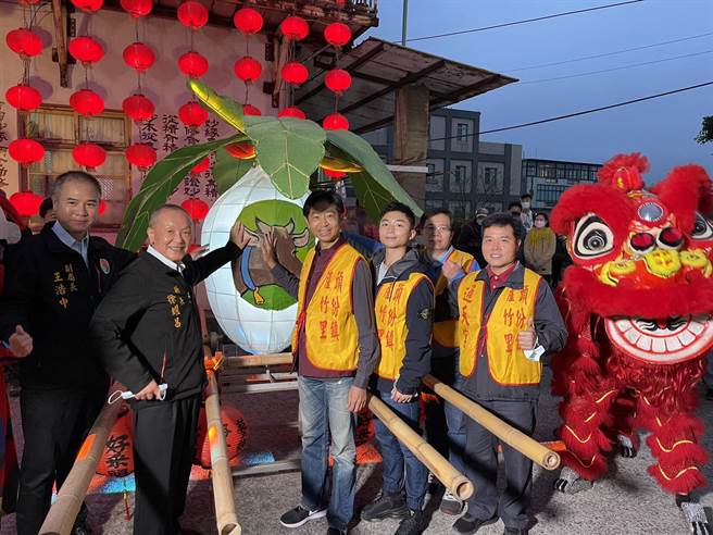 苗栗县长徐耀昌（左二）与协会基金会董事长林光清（右三）共同启动芦竹湳好采头艺术祭萝卜灯。（苗栗县传统聚落文化协会提供／谢明俊苗栗传真）