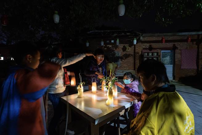 27日元宵夜小朋友点亮自己做好的萝卜灯。（苗栗县传统聚落文化协会提供／谢明俊苗栗传真）