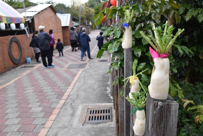 芦竹湳好采头艺术祭，聚落各巷弄都可见到萝卜灯。（谢明俊摄）
