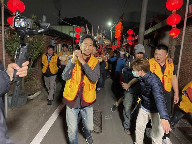林光清董事长扛着通天宫玄天上帝神轿遶境。（苗栗县传统聚落文化协会提供／谢明俊苗栗传真）