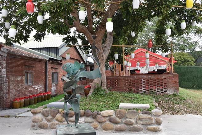 今年芦竹湳好采头艺术祭请来国际级雕塑名家李光裕展出「牛转乾坤」系列作品。（谢明俊摄）