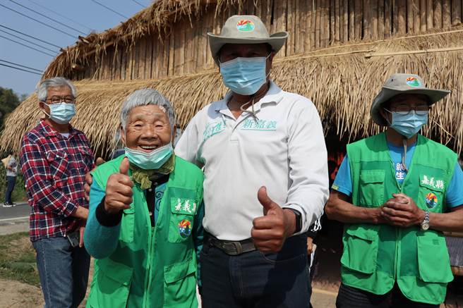 嘉义县三界埔永续发展协会号召当地志工建造菸楼竹亭。左为92岁的陈张葺阿嬷，是年纪最大的志工。（张毓翎摄）