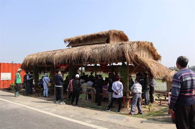 近40位志工同心协力建造菸楼竹亭，不仅提供社区一个休憩场所，也突显当地特有的文化特色。（张毓翎摄）