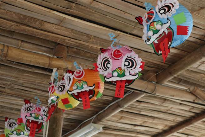 社区长辈做的灯笼，挂在菸楼竹亭内。（张毓翎摄）