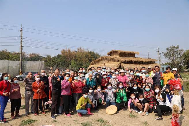 28日上午「新厝落成」，嘉义县长翁章梁、立委蔡易余、县议员林缃亭和水上乡长刘敬祥前往祝贺。（张毓翎摄）