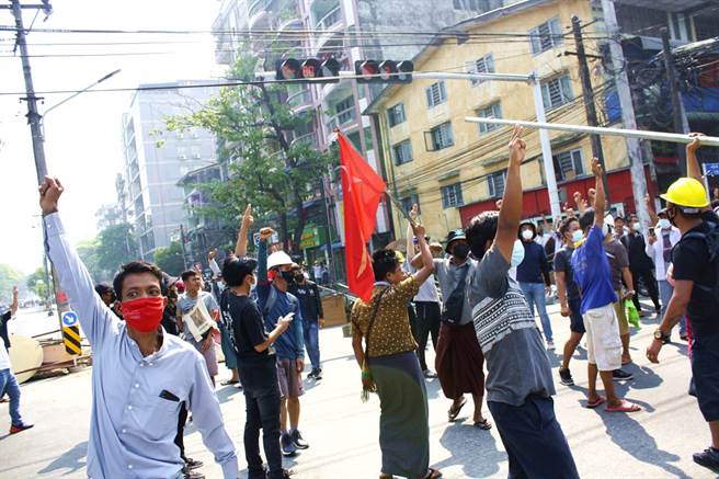 為了鎮壓各地民眾對軍方政變的示威抗議，緬甸警方28日再對示威者開槍，據傳今日已有7人重彈身亡，多人受傷。圖為仰光民眾抗議的畫面。（圖／美聯社）