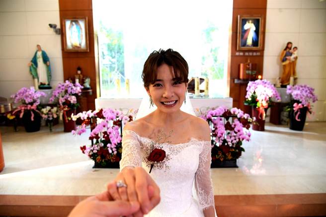 李亦捷《废财》披婚纱嫁绍翔。（三立提供）