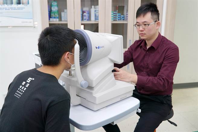 大葉大學視光系把前導波角膜地形圖儀器搬到台北大博會現場，為考生與家長檢測角膜狀況。（圖／大葉大學提供）