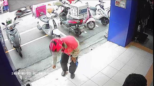 一名外送員撿到「自己遺失的200元」，交給飲料店找失主。（翻攝外送員的奇聞怪事臉書）