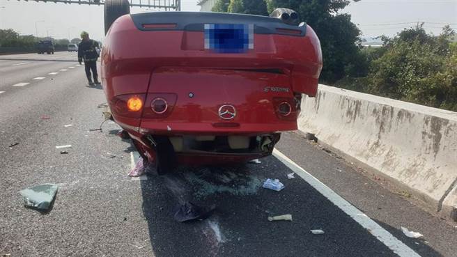 小客车行经国道1号南下173公里处车祸翻覆，车内1孕妇、1男子送医救治。（台中市消防局提供／陈淑娥台中传真）
