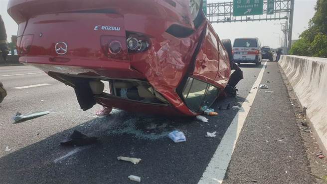 小客车行经国道1号南下173公里处车祸翻覆，车内1孕妇、1男子送医救治。（台中市消防局提供／陈淑娥台中传真）
