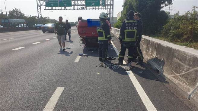 小客车行经国道1号南下173公里处车祸翻覆，车内1孕妇、1男子送医救治。（台中市消防局提供／陈淑娥台中传真）
