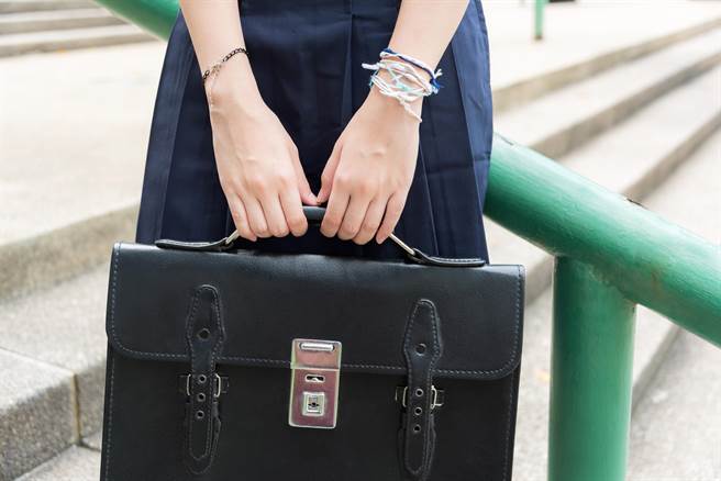 男教官與高中女學生發生戀情，遭懲處並勒令退伍，不服提出行政訴訟。（示意圖，達志影像/shutterstock）