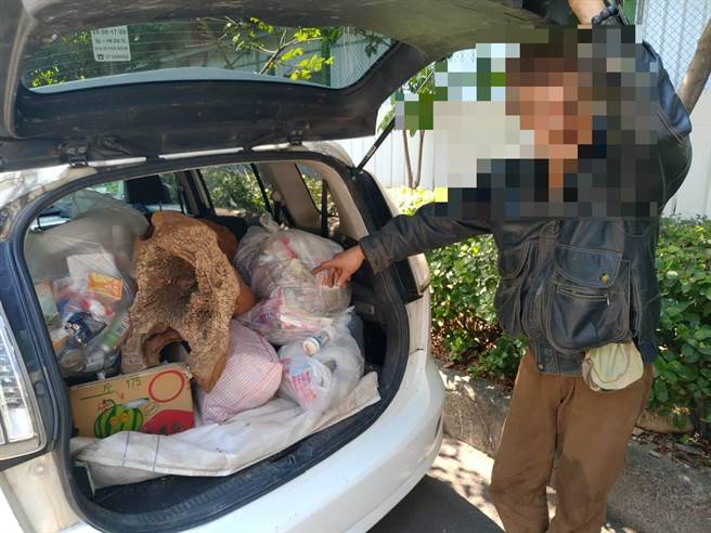 警方从杨姓窃嫌的车上发现遭窃的达摩木雕。（图：警方提供）