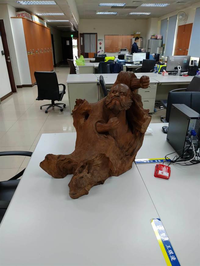 蓬莱里里长摆放在门口的木雕遭宵小偷走，警方3天后逮捕窃嫌并将木雕发还给里长。（图：警方提供）