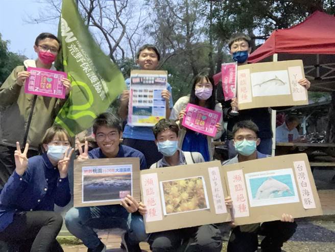 藻礁公投连署在各地发酵，各校园响应设连署摊位。（东大学生谢瑞恩提供／陈淑芬台中传真）