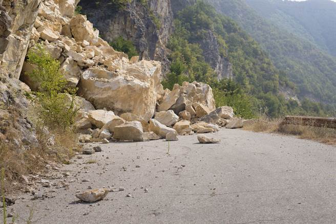 1名網友的車子遭蘇花公路上的落石砸中，石頭硬生生卡在車子前頭，把車頭砸出1個大洞，車主笑說就像牙結石。（示意圖/Shutterstock提供）