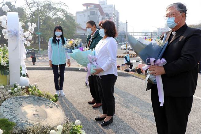 嘉義市長黃敏惠、黃智鴻牧師向受難者默哀、獻花 ，表達追思之情。（嘉義市政府提供）