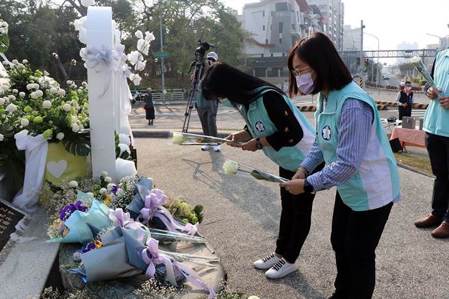 嘉義市政府官員向到二二八紀念碑前獻花、追思。（嘉義市政府提供）