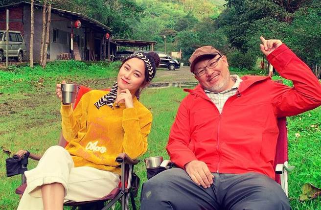 赵小侨今动引产手术，刘亮佐在旁陪伴爱妻。（图／取材自赵小侨 官方粉丝专页脸书）