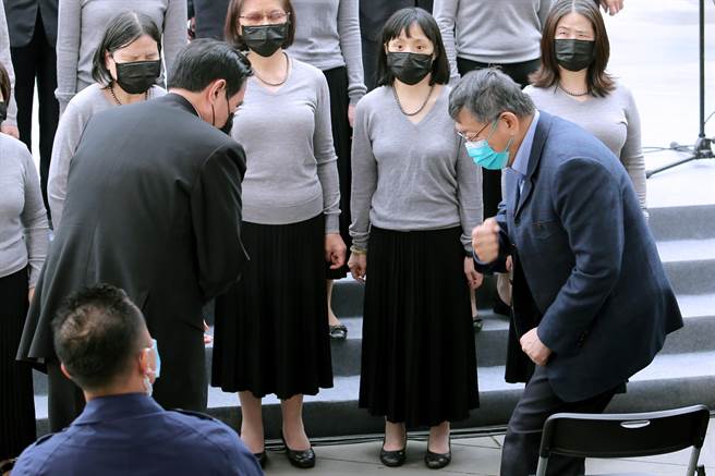 前总统马英九（左）、台北市长柯文哲（右）28日出席台北市228事件74周年纪念会，两人先后抵达会场，晚到的柯文哲仅伸出手肘向马致意，双方互动不多，行礼如仪。