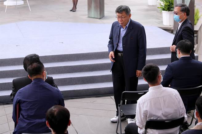 前总统马英九（左后坐者）、台北市长柯文哲（中站立者）28日出席台北市228事件74周年纪念会，双方互动不多，行礼如仪。（黄世麒摄）