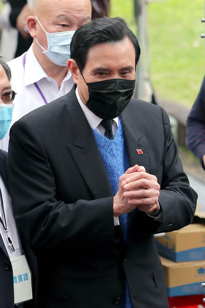 前总统马英九28日出席台北市228事件74周年纪念会时致词表示，今天特别穿上的浅蓝色毛衣，是228受难者家属送给他的，在这个日子里让他觉得特别温暖。（黄世麒摄）