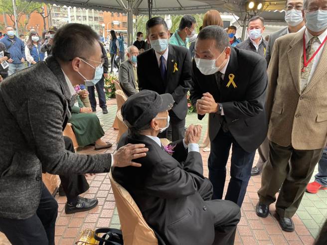 侯友宜到场后先向228事件受难者拱手致意。（李俊淇摄）