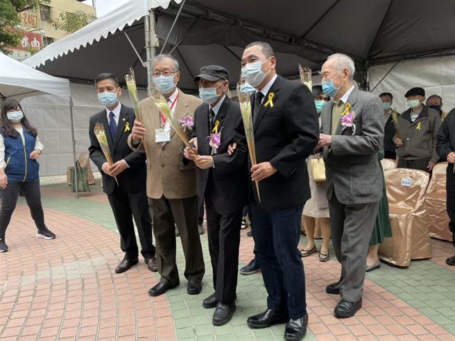 侯友宜与受难者及家属一同向228事件亡者英灵纪念碑献花致意。（李俊淇摄）